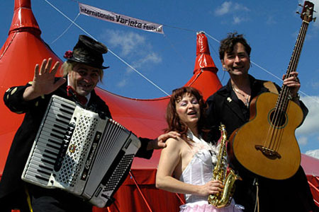 Das Trio Grande beim 1. Internationalen Varietéfestival 2004