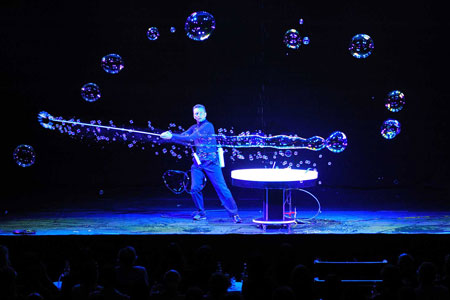 Der Seifenblasenkünstler Bellowski bei unserer Show Wasserwelten beim 3. Internationalen Varietéfestival