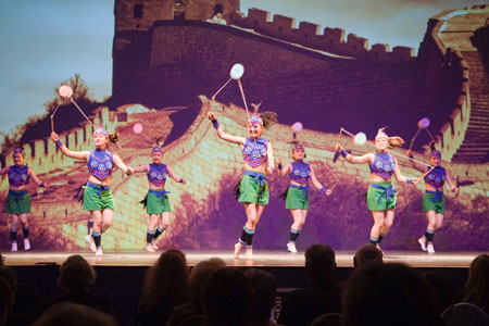 Eine chinesische Diabolo Performance bei der Show Traumreisen