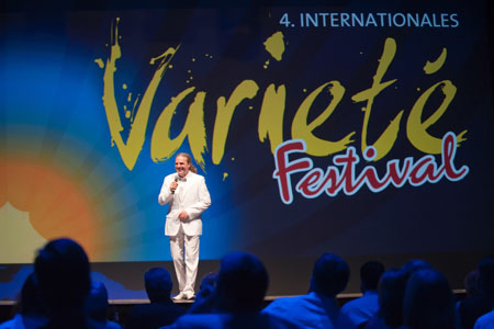 Dirk Denzer bei der Eroeffnung des 4. Internationalen Varietéfestivals